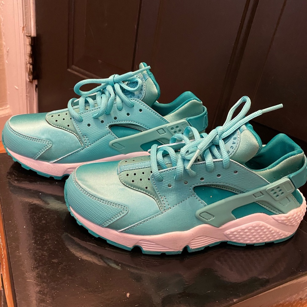 Teal Nike huarache sneaker